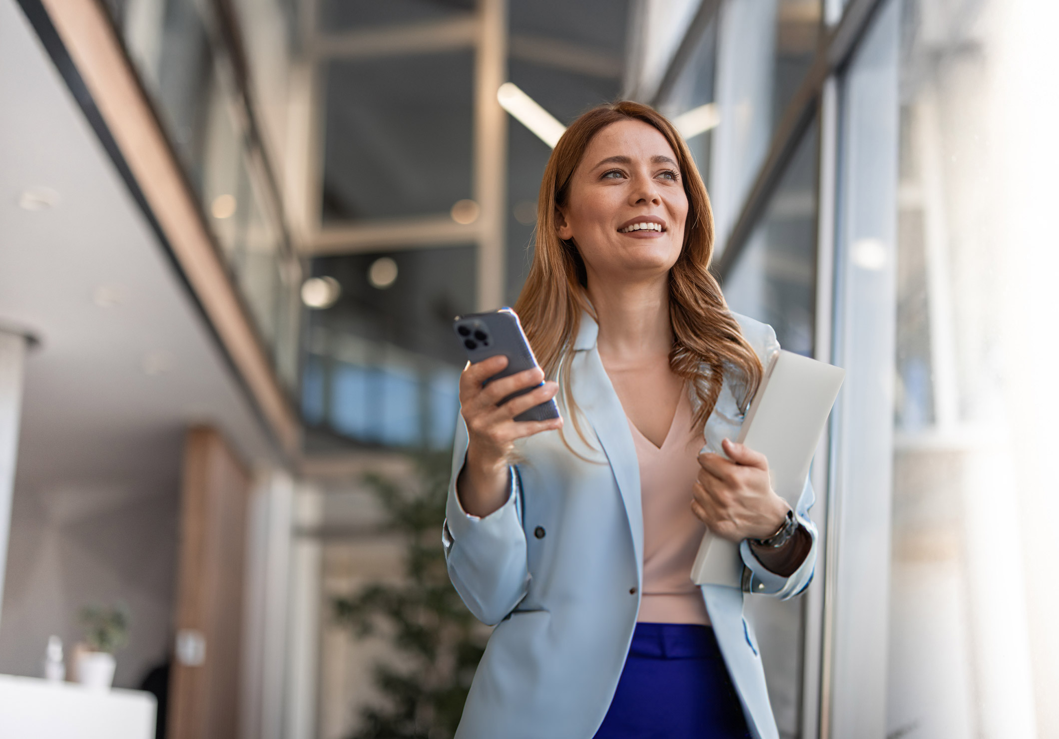 Kvinna som tittar ut genom ett fönster med marknadsbudget