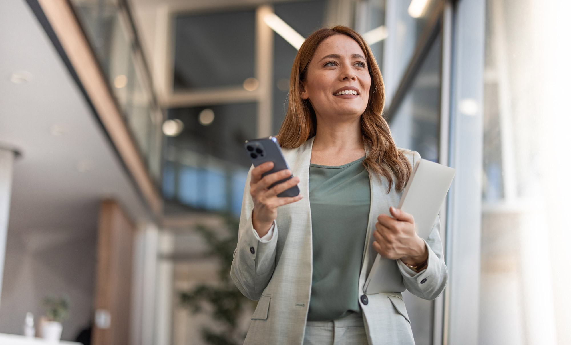 Kvinna med sin marknadsbudget vid ett fönster