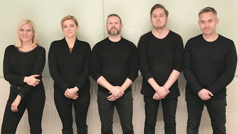 Limetta samarbetar med upplandsmotor och råkar klä sig i svart