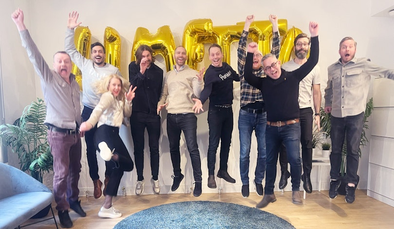 gruppbild-vi-vann-årets-byrå-2024-hopp.jpg