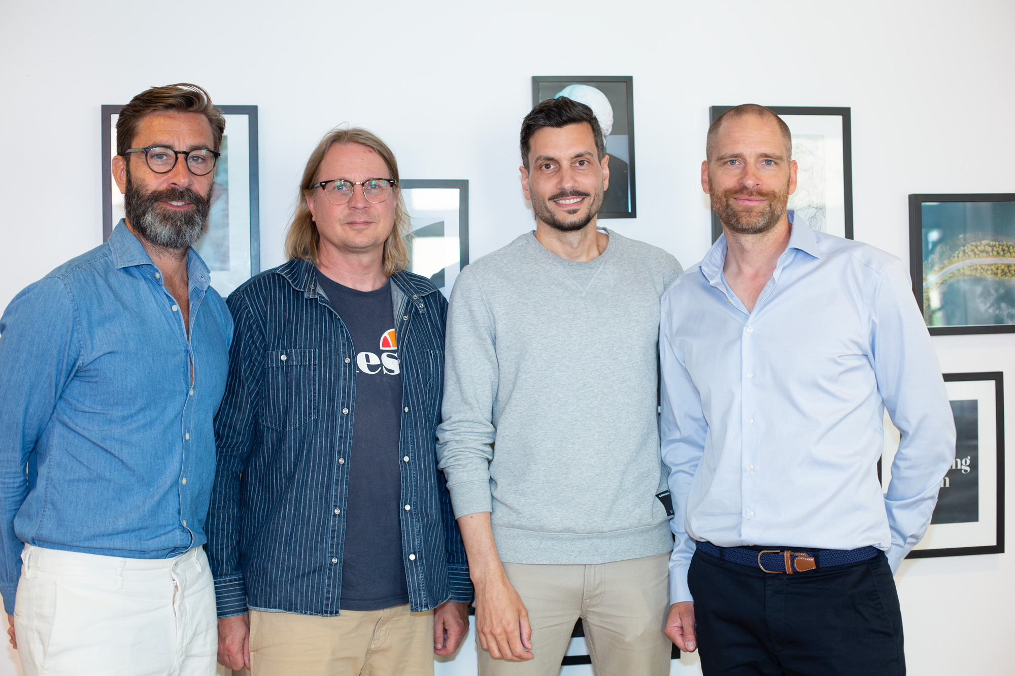 Projektledare Micke Martin Claes och Marcus framför en vägg