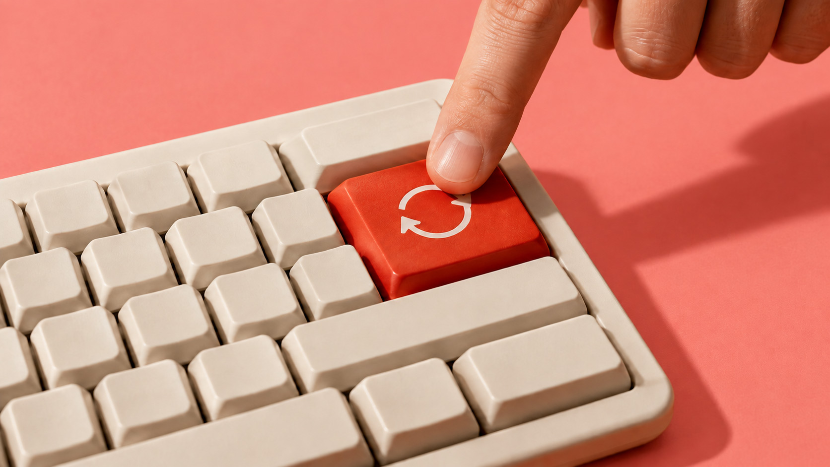 Ett finger trycker på en röd uppdateringstangent som symboliserar säkerhetsuppdateringar av digitala system.