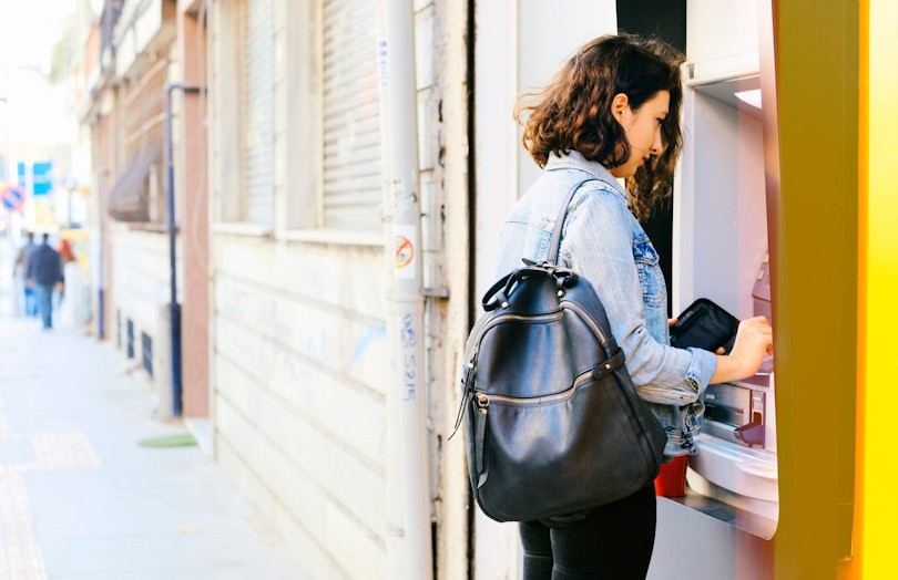 Tillgänglighetsdirektivet - För många blir det krångligt att ta ut pengar ur en bankomat Tillgänglighetsdirektivet - För många blir det krångligt att ta ut pengar ur en bankomat