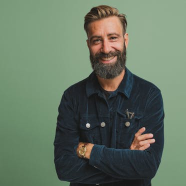 Mikael Mathison projektledare mot en grön bakgrund